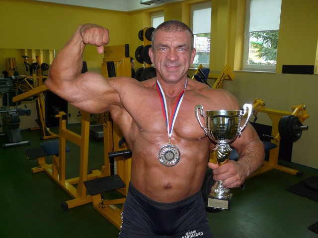 Andrzej Rak ze srebrnym medalem zdobytym w zawodach Mr. Universe