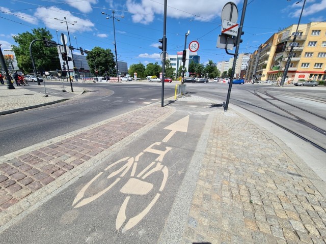 Jadąc kontrpasem od strony centrum rowerzyści już nie wjadą na pl. NOT-u