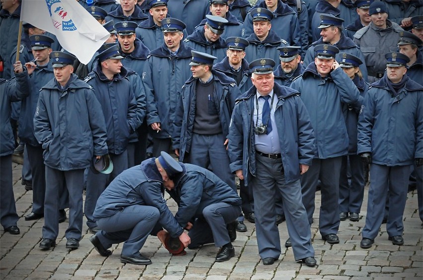 Pracownicy służb mundurowych protestowali przeciw brakom...