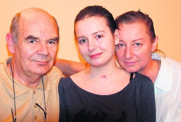 Kasia Bieszczad z rodzicami Markiem i Bogumiłą. Oprócz nich w domu bywają teraz często rehabilitanci