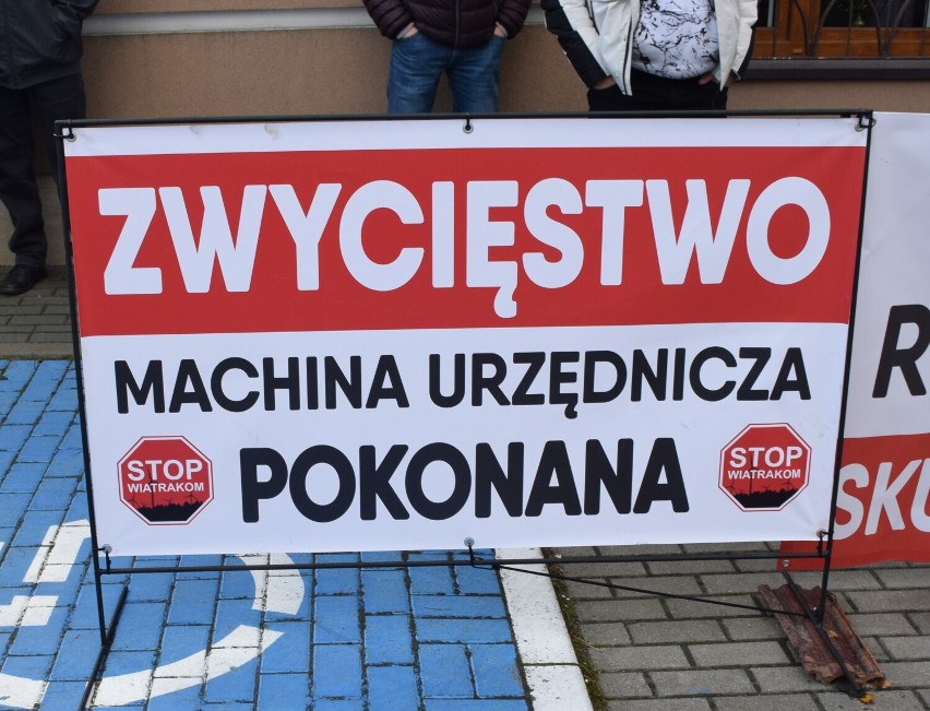 Stowarzyszenie Stop Wiatrakom Nowe Skalmierzyce powstrzymało budowę fermy wiatraków.