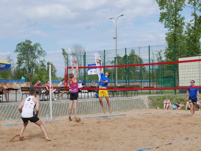 Pierwszomajowy turniej siatkówki plażowej w Żninie z frekwencyjnym rekordem [zdjęcia]