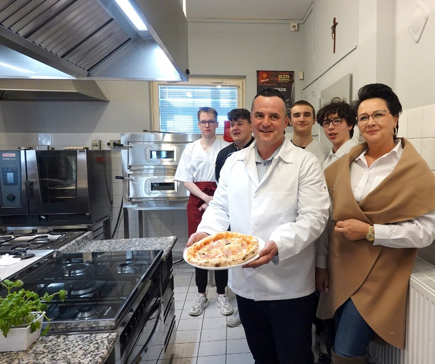 Nawojowa. Mistrz Alessandro Di Giovanni uczył młodzież jak przyrządzać pizzę i inne włoskie dania [ZDJĘCIA] 
