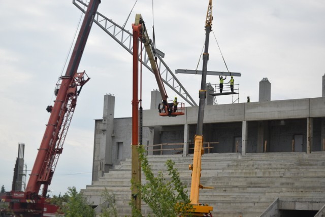 Rozpoczął się montaż dachu na trybunie południowej stadionu dla Radomiaka przy ulicy Struga 63.