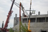 Budowa nowego stadionu dla Radomiaka. W środę, 1 czerwca rozpoczął się montaż dachu na trybunie południowej. Zobaczcie zdjęcia