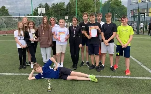 Młodzi sportowcy Samorządowej Szkoły Podstawowej numer 1 imienia Hugona Kołłątaja w Kazimierzy Wielkiej wracają po długiej przerwie na sportowe areny.