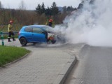Powiat tarnowski. Pożar samochodu osobowego na drodze wojewódzkiej nr 977. Podczas jazdy zapaliła się komora silnika volkswagena