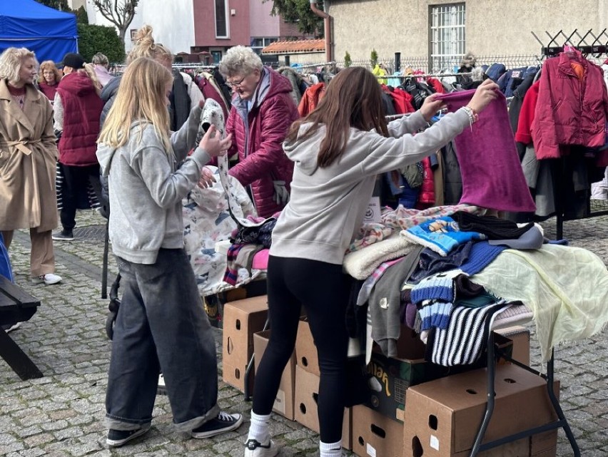 Na placu Metziga w Lesznie rozdają setki darmowych kurtek, czapek i szalików. Akcja Leszczyńskiego Banku Żywności   