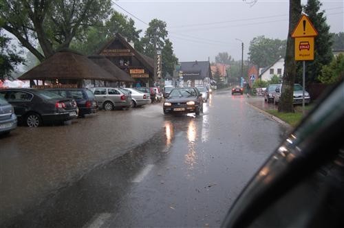 Powiat kartuski - godzinna ulewa zalała drogi, w Kartuzach zamknięto drogę wojewódzką na Wejherowo