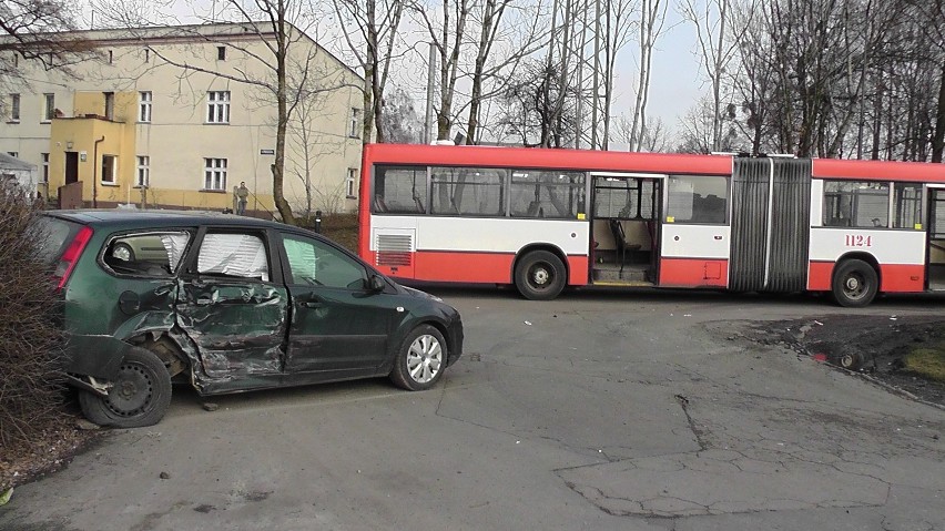 Tarnowskie Góry: Dwie kobiety ranne w zderzeniu autobusu z fordem