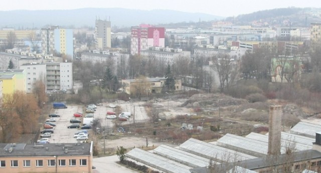 Rejonowe Przedsiębiorstwo Zieleni w Kielcach chce sprzedać niezabudowany fragment nieruchomości z parkingiem, położony za szklarniami i różowym budynkiem.