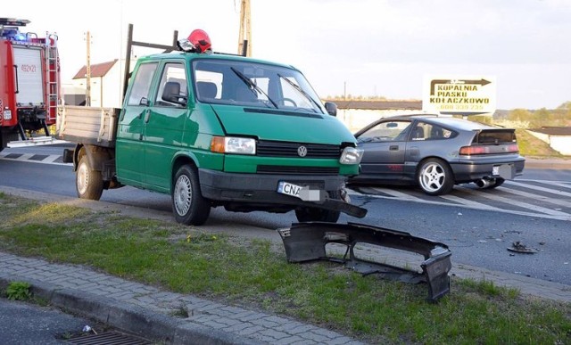 Zderzenie Hondy i Volkswagena w Szubinie. Kierowca dostawczego pojazdu został ranny i odwieziony do szpitala.