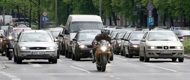 Motocyklem po buspasie. ''Środowisko motocyklowe zdaje egzamin z odpowiedzialnego korzystania z buspasa''