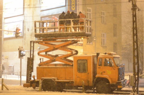 Zima w Łodzi. Trudne warunki na drogach