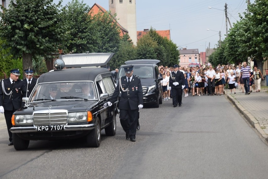 Pogrzeb dzieci z Sulmierzyc, które utonęły w morzu.