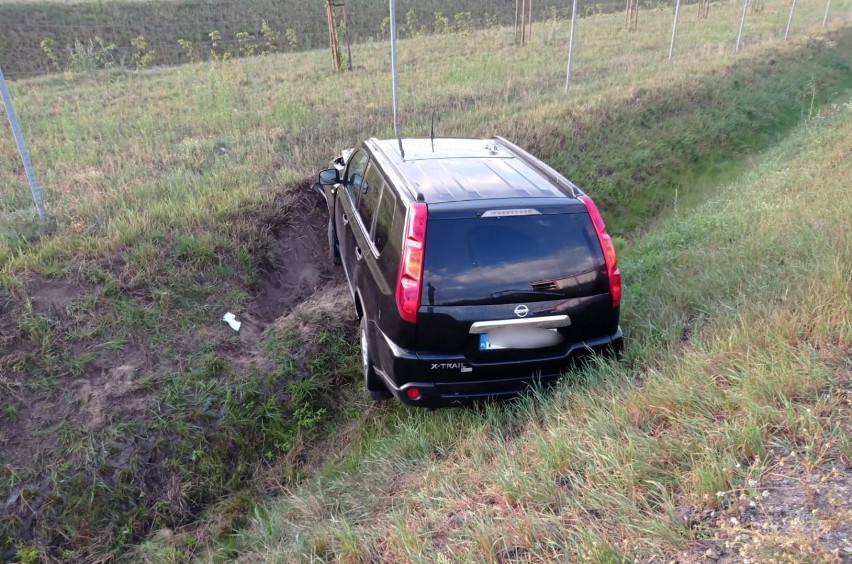 Leszno. Wypadł z drogi na obwodnicy Święciechowy. Kierowca w szpitalu