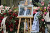 Pogrzeb Karola Kani w Piasku: "Żegnaj dobry, wspaniały Człowieku". Milioner spoczął w morzu wieńców i kwiatów. Zginął w katastrofie
