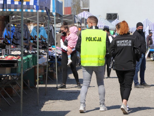 Policja i inspekcja weterynaryjna na targowisku w Radziejowie