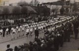 1-majowe pochody w Pruszczu Gdańskim na archiwalnych fotografiach. Święto Pracy w czasach PRL