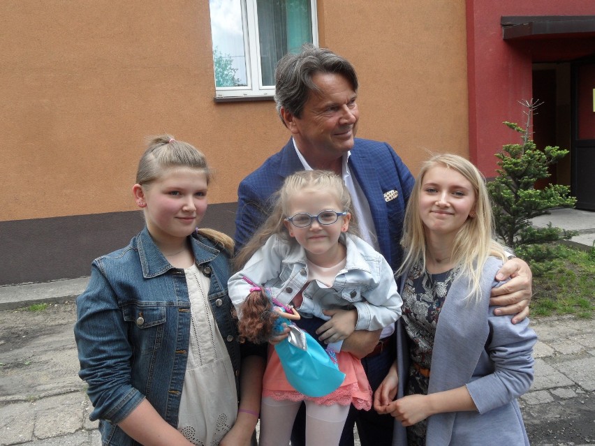Dziewczynki w Myszkowa dostały mieszkanie od Zbigniewa Jakubasa, jednego z najbogatszych Polaków
