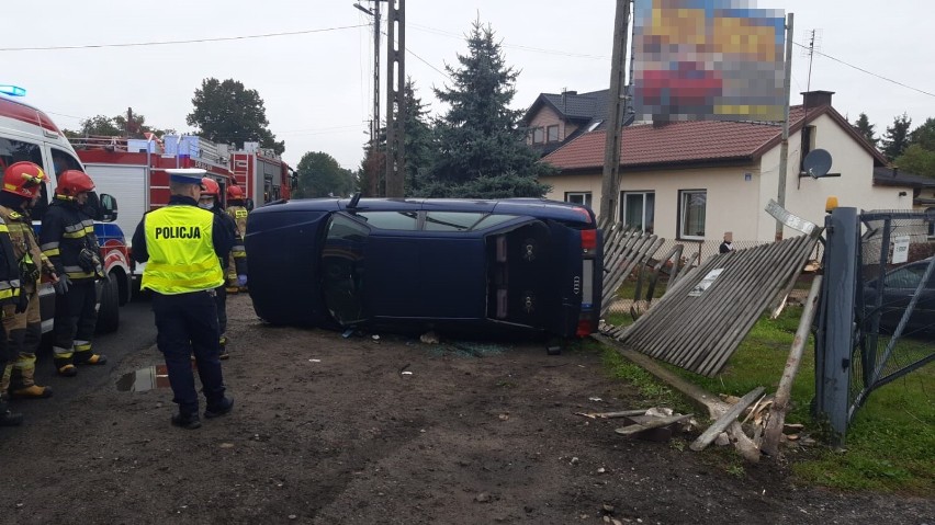 Wypadek koło Radomska. W Józefowie kierowca audi jechał za szybko, auto przewróciło się na bok