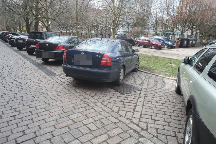 Oznakowanie w Strefie Płatnego Parkowania w Szczecinie. Muszą być białe linie? Uwaga na mandaty