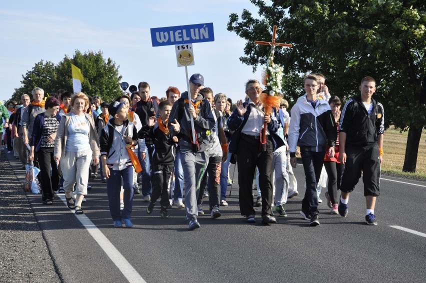 Wieluńscy pielgrzymki na wysokości Pątnowa