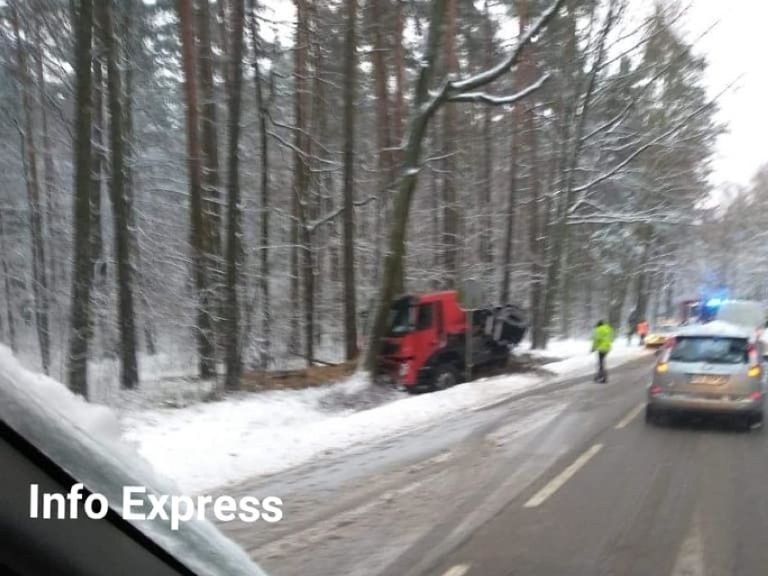 Ciężarówka w rowie między Wręczycą a Blachownią