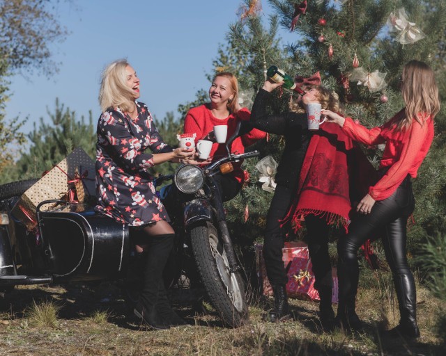 Niezwykłe zdjęcia motocyklistek pojawiy się kalendarzu. Dochód ze sprzedaży trafi do potrzebujących wsparcia dzieci.