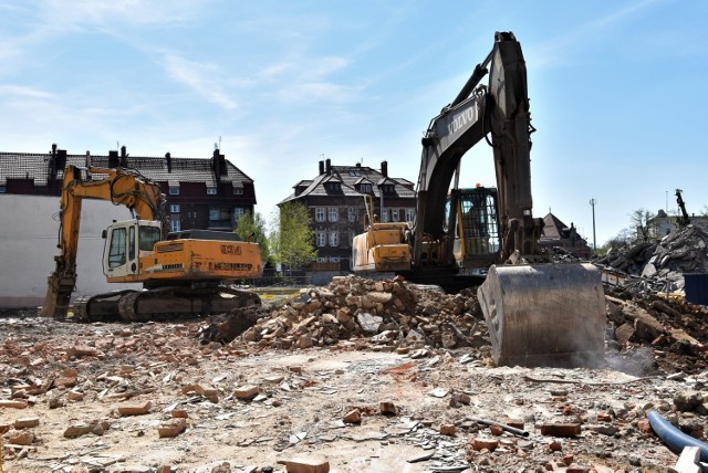 Centrum przesiadkowe Opole Główne. Wyburzono poczekalnię dawnego dworca PKS, wkrótce rozbiórka szczeliny przeciwlotniczej odkrytej pod płytą dworcową.