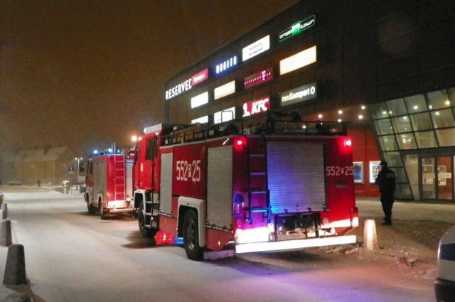 Alarm bombowy w Pile. W środę po godzinie 17.40 ewakuowano wszystkich pracowników i klientów sklepów w galerii Kasztanowej. Sprawca został już zatrzymany. To 13-letni mieszkaniec gminy Szydłowo.

Zobacz więcej: Alarm bombowy w Pile: sprawca zatrzymany