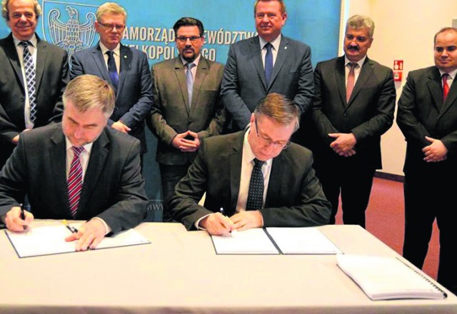 Wójtowie i burmistrzowie pojechali do Poznania, gdzie marszałek M. Woźniak i prezydent Piły podpisali umowę o unijnych pieniądzach