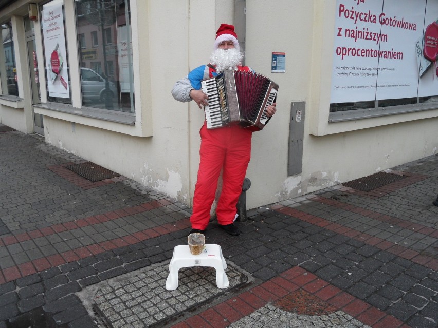 Pan Zbyszek, śląski grajek w przebraniu Św. Mikołaja, grywa na Śląsku kolędy na akordeonie