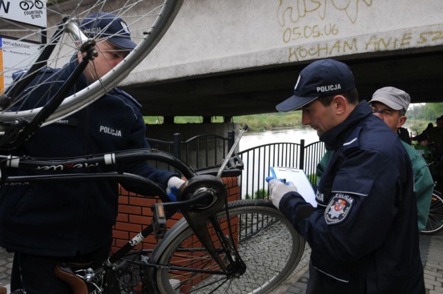 Śrem: znakowanie rowerów na promenadzie. Chętnych było wielu! [ZDJĘCIA]