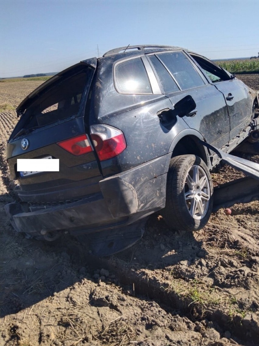 Dachowanie BMW na Drodze Wojewódzkiej nr 491. Kierowca przewieziony do szpitala