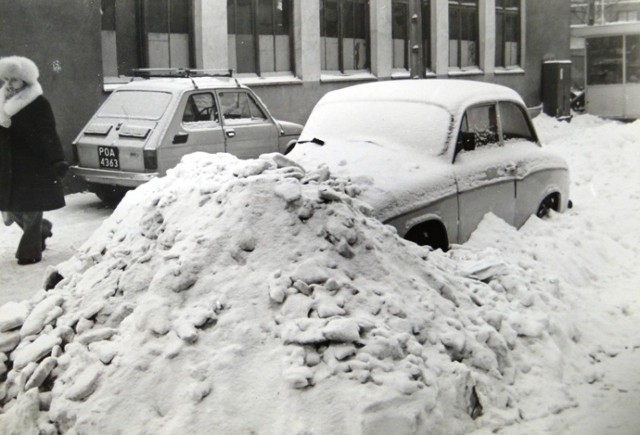 Tak wyglądał zasypany śniegiem Poznań w 1979 roku. Przejdź dalej i zobacz kolejne zdjęcia --->