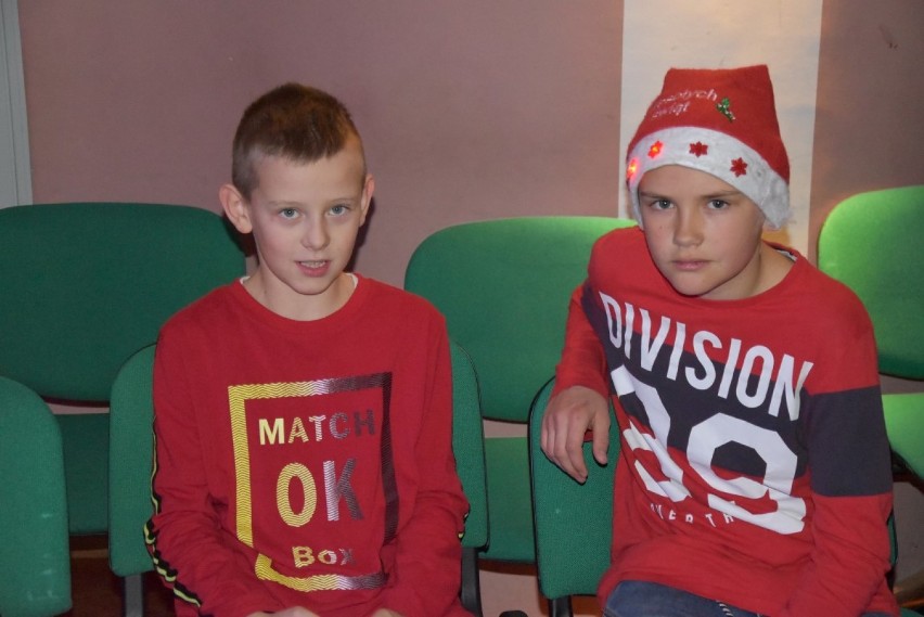 Dzieci bawiły się z Mikołajem i śnieżynką w Kartuskim Centrum Kultury  ZDJĘCIA, WIDEO