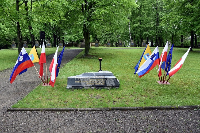 Gorlice. Kwiaty na obelisku upamiętniającym słoweńskich żołnierzy