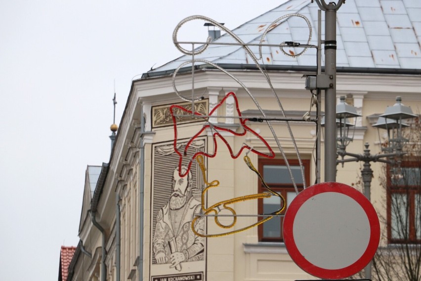 W Kielcach wieszają już świąteczne ozdoby. Z powodu oszczędności iluminacji będzie mniej  