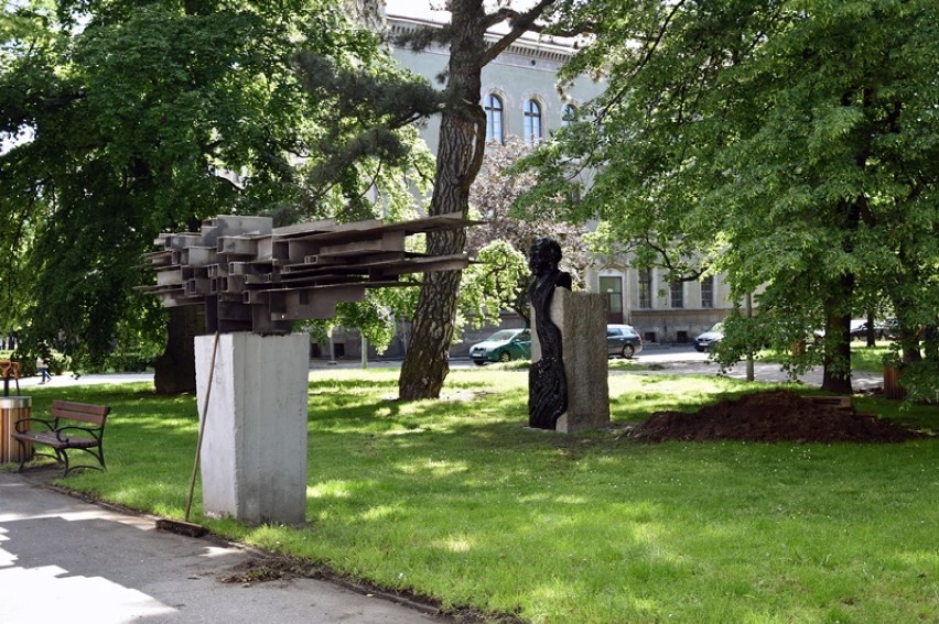 Pomnik Witosa przeniesiony, stoi w centrum Legnicy [ZDJĘCIA]