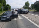 Potrącenie pieszego na ul. Malborskiej w Kwidzynie. 19-letni kierowca chryslera uderzył w auto, które zatrzymało się przed pasami