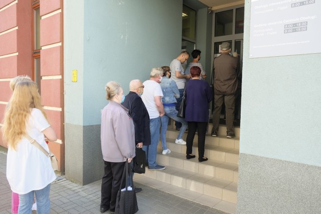 Kolejka przed urzędem skarbowym w Żarach. Środa 3 czerwca ok. 9.00.