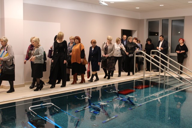 W Małopolskim Szpitalu Rehabilitacyjnym powstał nowy basen z zatopionymi w wodzie urządzeniami do ćwiczeń