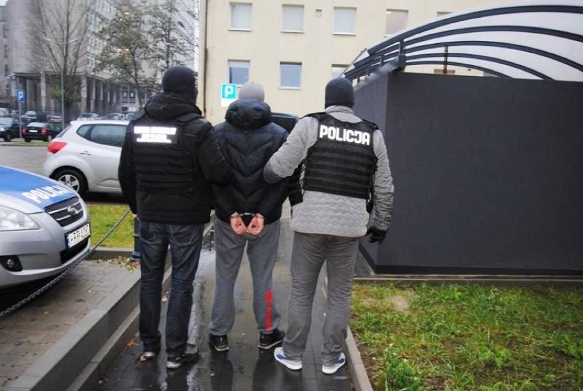 Oszuści z Łodzi udawali policjantów. Wyłudzili ponad milion...