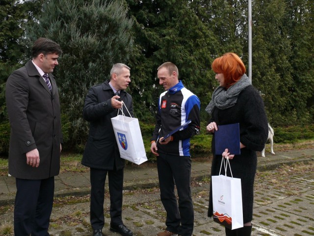 Waldemar Stawowczyk (drugi od prawej) odebrał upominki od szefów starostwa oraz  od prezydent Bełchatowa