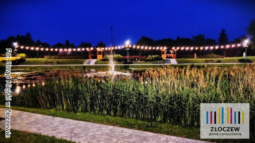 Ozdobne oświetlenie zamontowano przy zbiorniku Bania w Złoczewie. Zobacz jak zrobiło się klimatycznie ZDJĘCIA