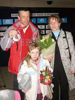 Tomasza Sikorę na lotnisku Okęcie witała żona Danuta i córka Natalia. Fot. ADRIAN KARPETA