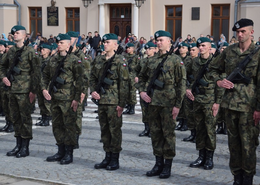 Na jarosławskim rynku, ok. 200 żołnierzy 14 Dywizjonu...