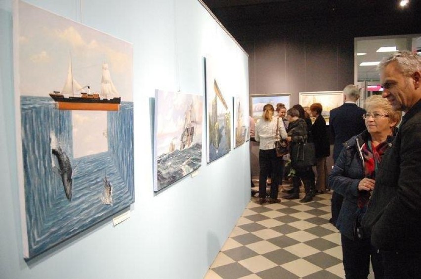 Wystawa w Galerii Kaloryfer w Cieplewie. Morski surrealizm na obrazach Adama Swobody [ZDJĘCIA]