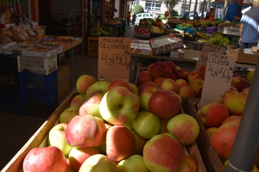Jabłka, pomidory i śliwki królują na tarnowskim Burku. AKTUALNE ceny warzyw i owoców